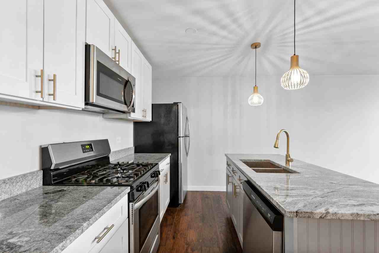 2945 W Peterson Ave - Photo 4 of 12