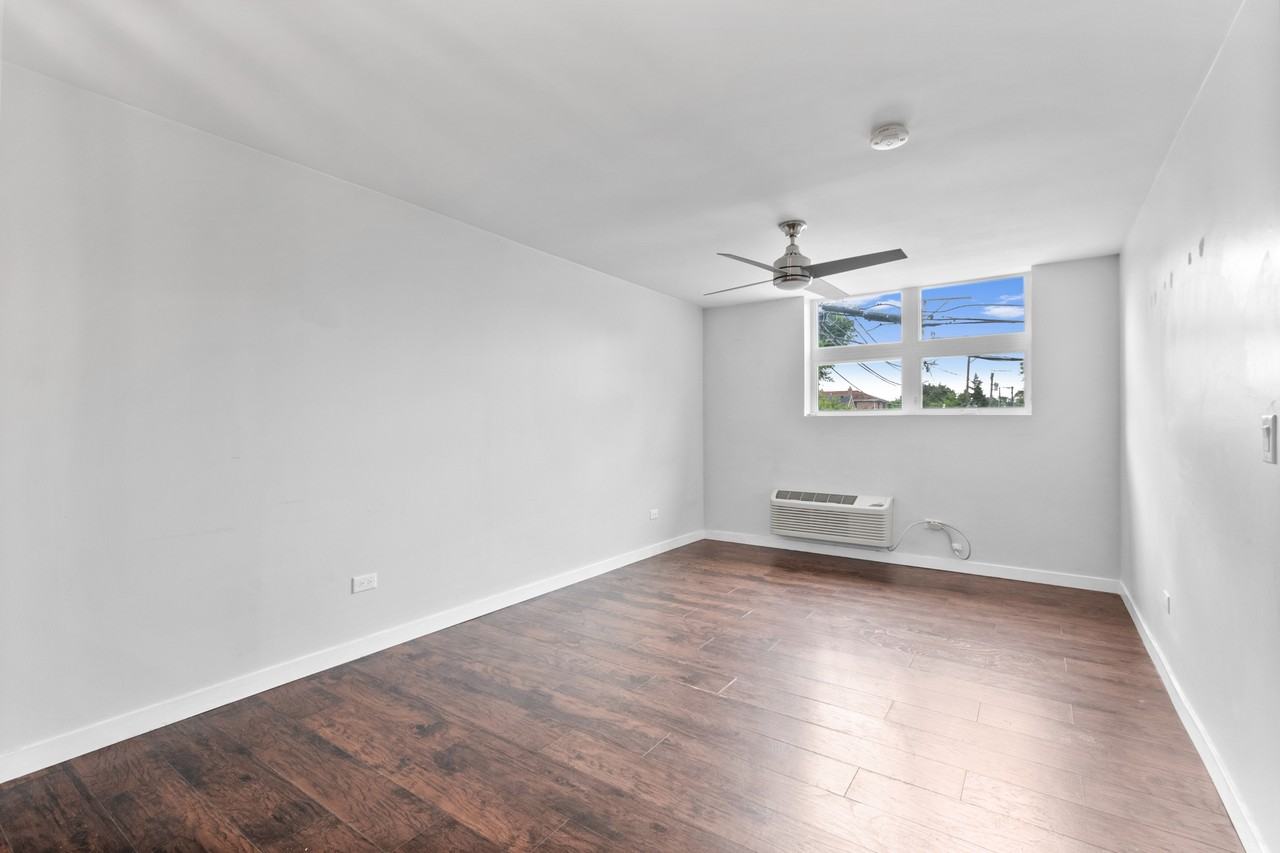 2945 W Peterson Ave - Photo 6 of 12