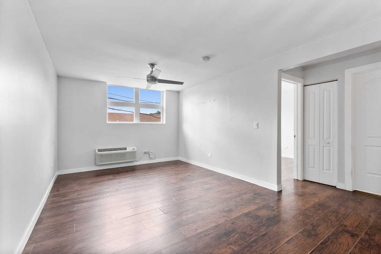 2945 W Peterson Ave - Photo 7 of 12