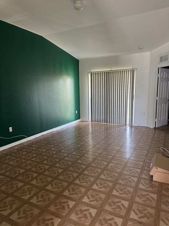 674 Royalty Court - Photo 5 of 10