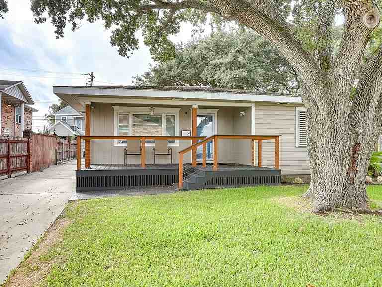 4517 Avenue P 1/2 - Photo 2 of 25