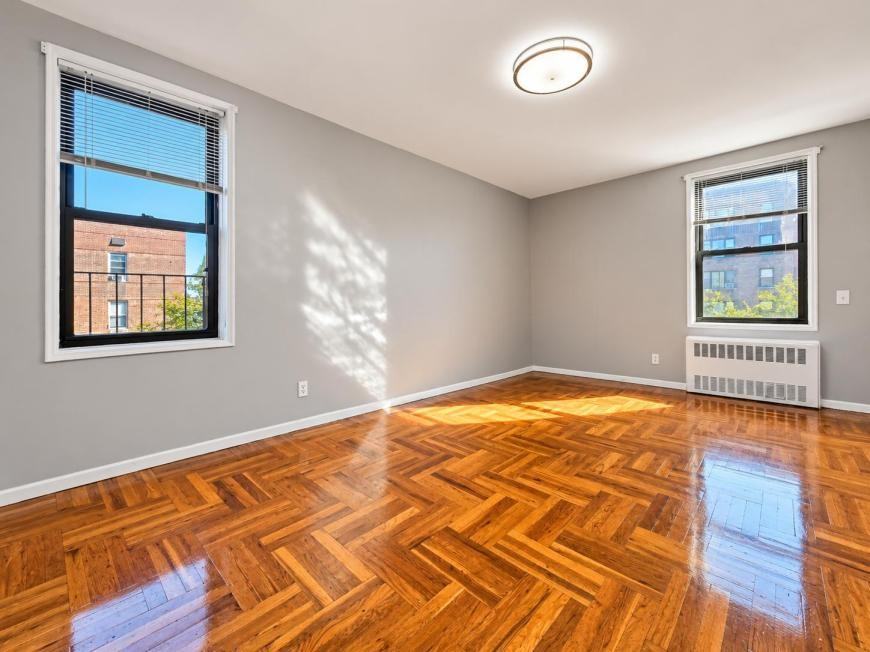 525 Riverdale Ave - Photo 5 of 7