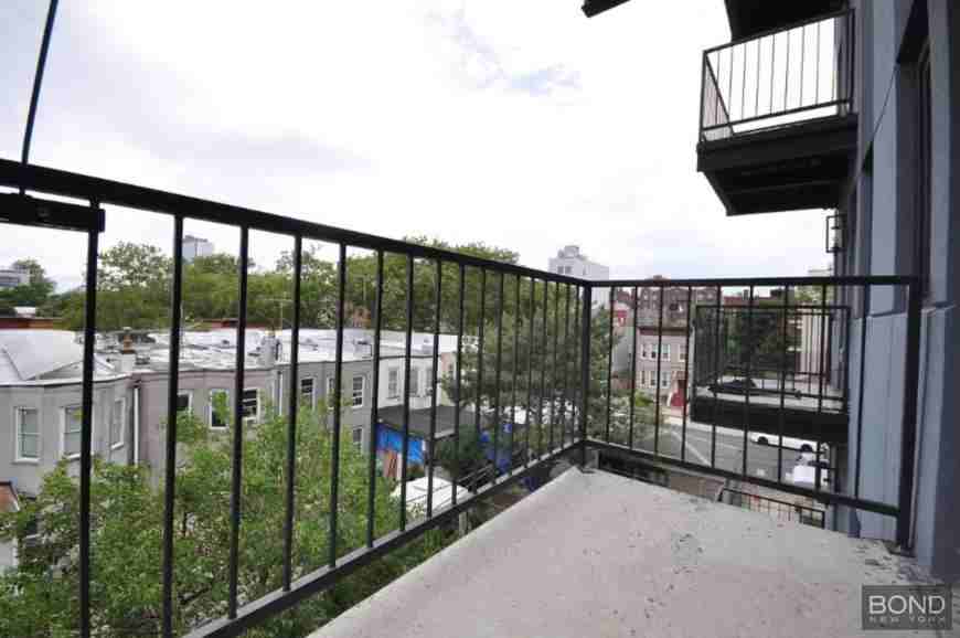 900 New York Ave - Photo 5 of 8
