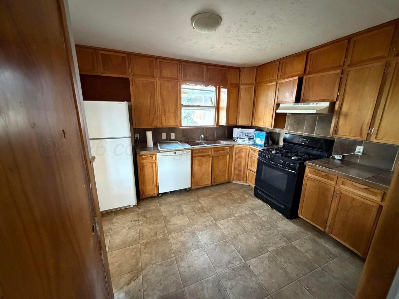 1400 Baker St - Photo 2 of 7