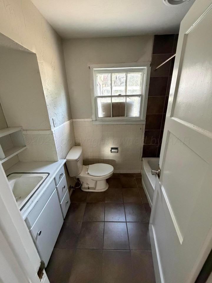 1400 Baker St - Photo 3 of 7