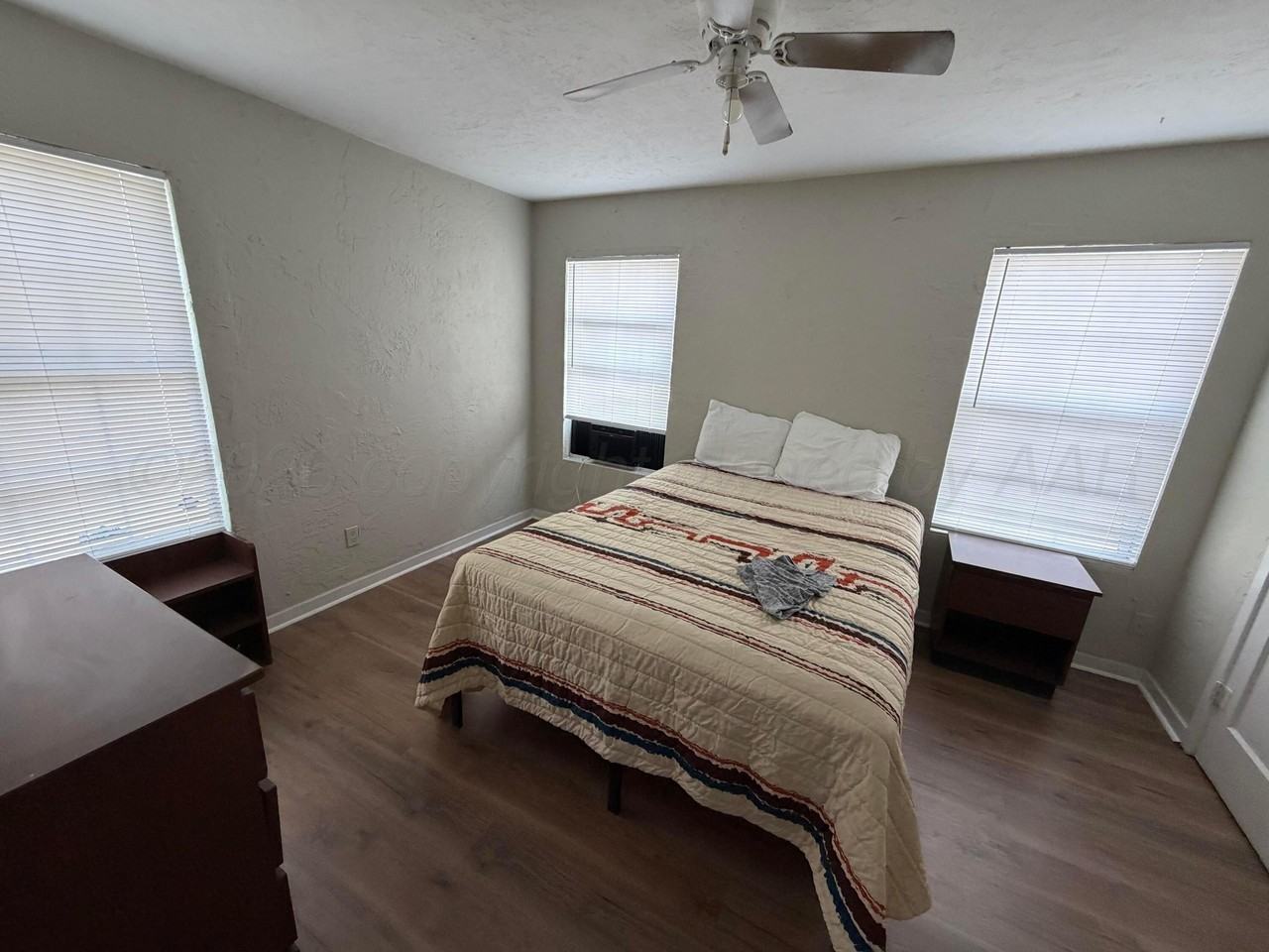 1400 Baker St - Photo 4 of 7