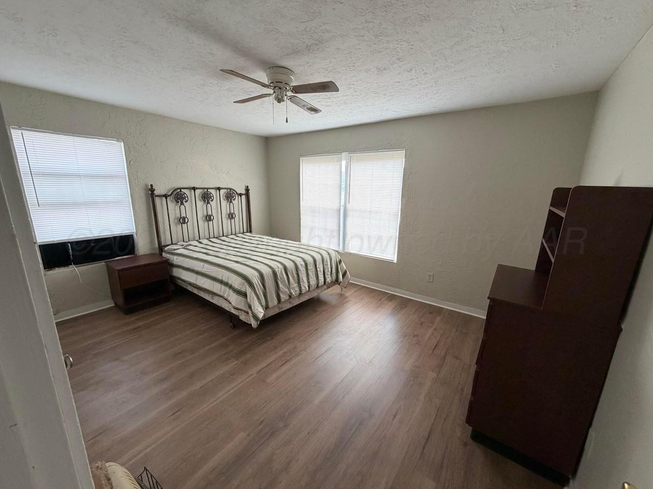 1400 Baker St - Photo 5 of 7