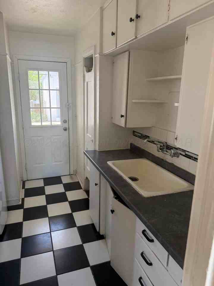 1013 S Lipscomb St - Photo 3 of 8