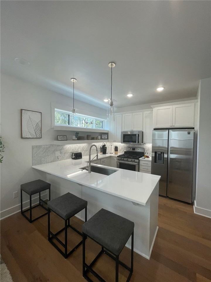 304 Se G St #B - Photo 3 of 23