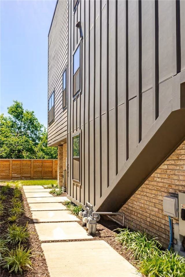 304 Se G St #B - Photo 4 of 23