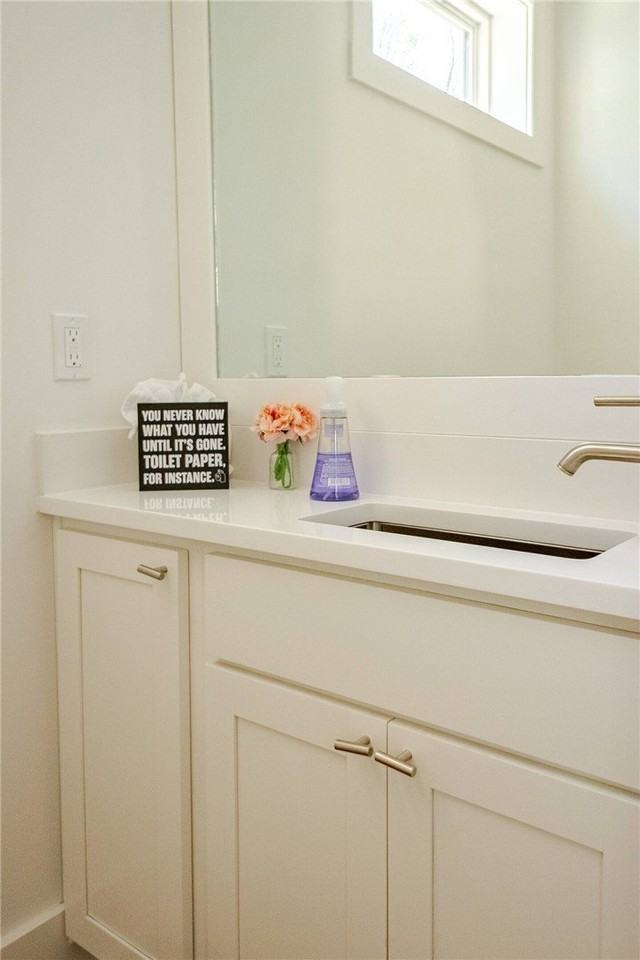 304 Se G St #B - Photo 5 of 23