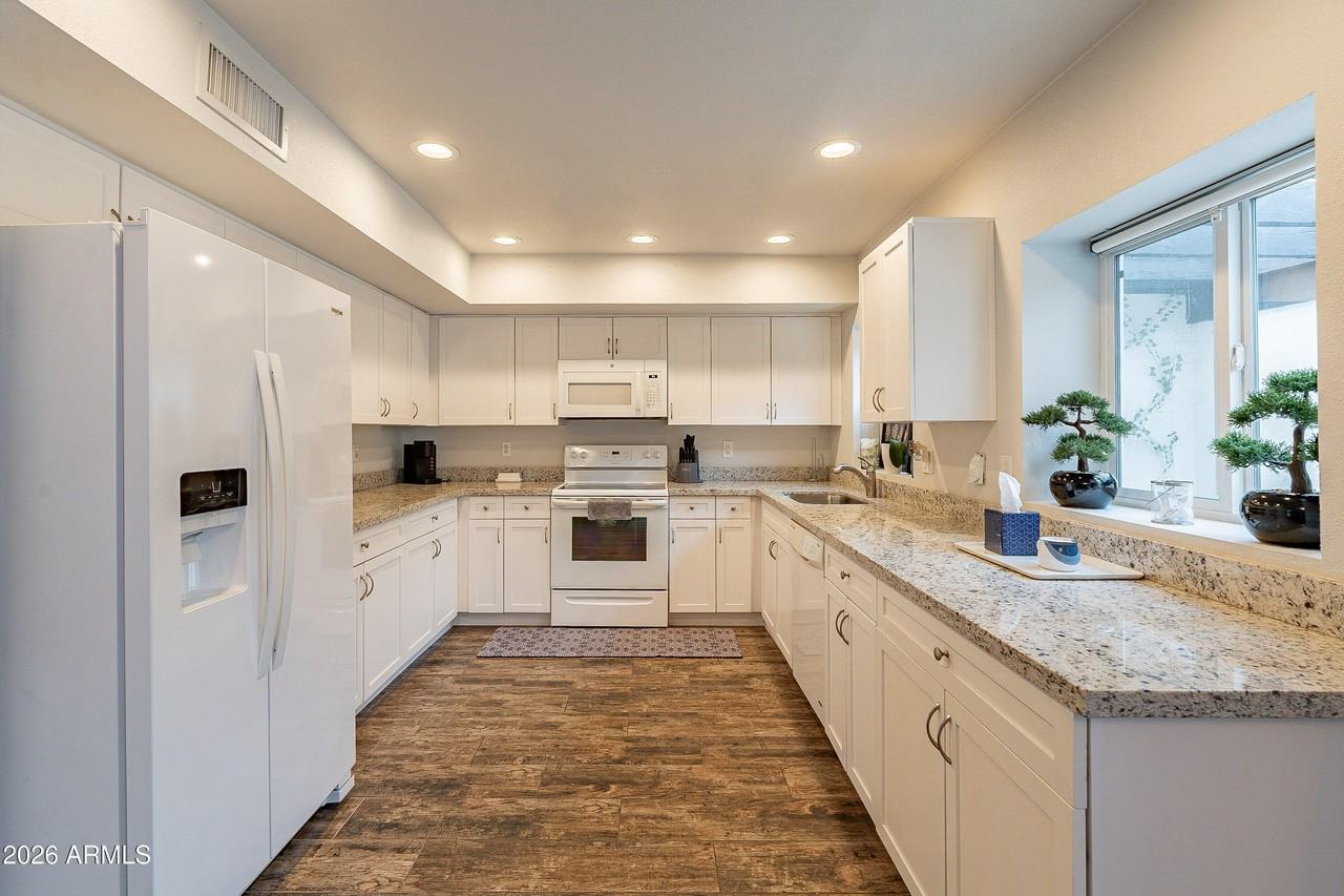7640 E Minnezona Ave - Photo 2 of 16