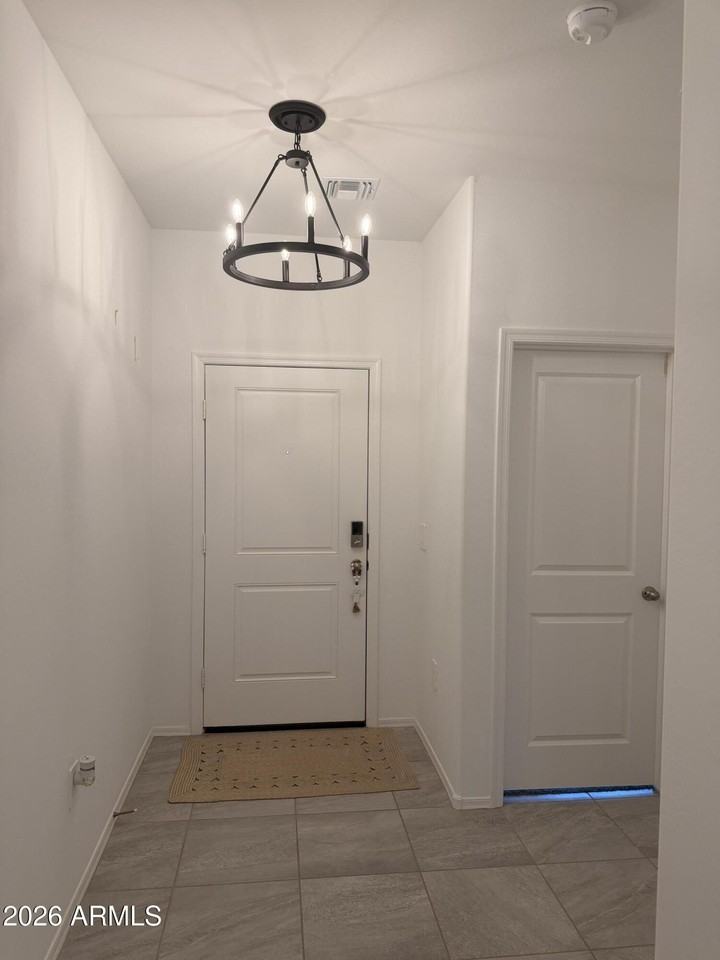 1527 E Glazier Dr - Photo 2 of 41