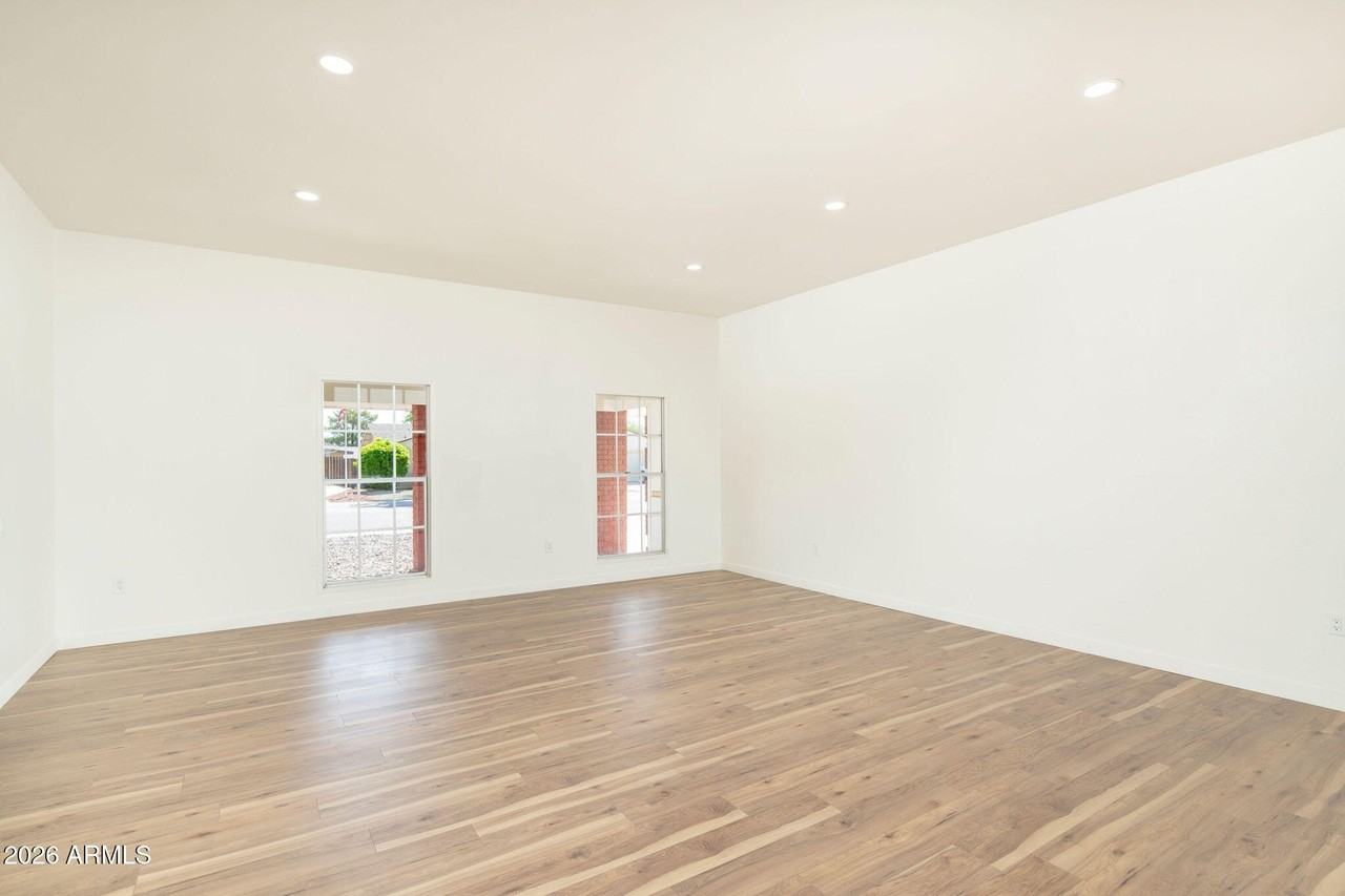 9213 W Briarwood Cir N - Photo 5 of 35