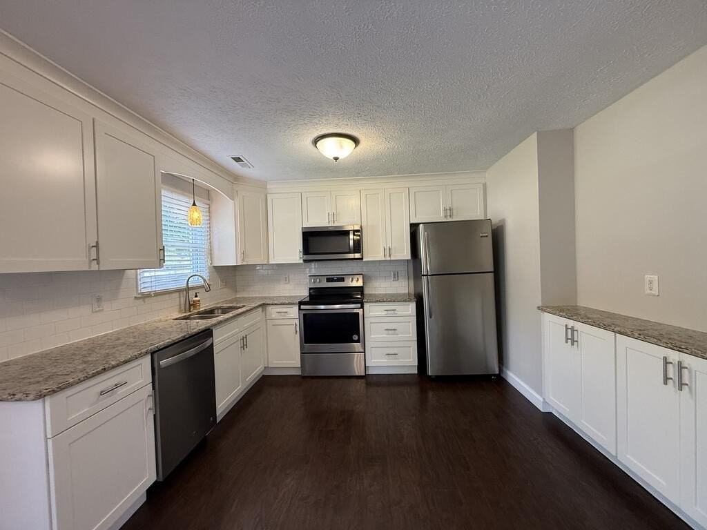 405 Spruce Ln - Photo 4 of 27