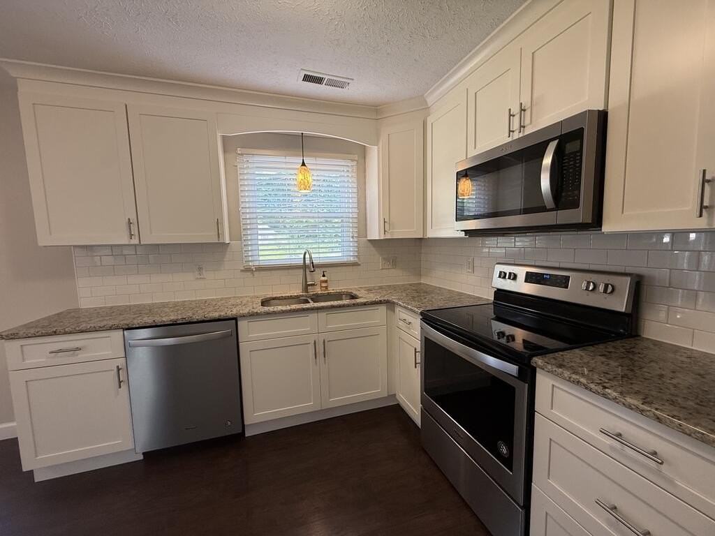 405 Spruce Ln - Photo 5 of 27
