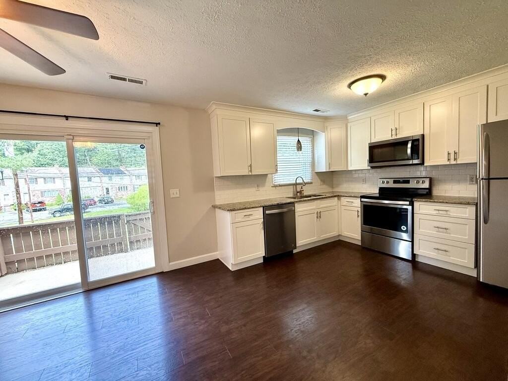 405 Spruce Ln - Photo 6 of 27