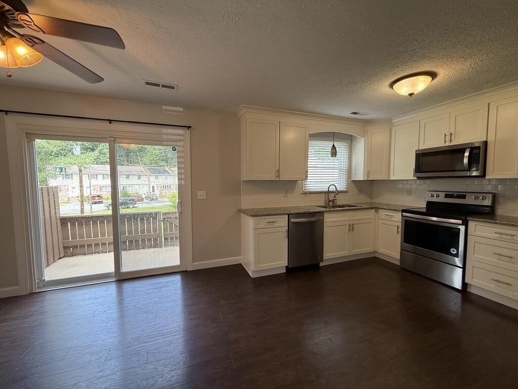 405 Spruce Ln - Photo 7 of 27