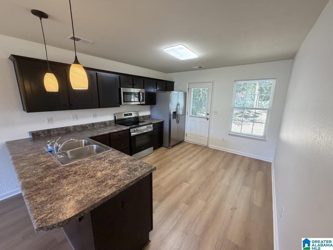 1112 Robert E Lee St - Photo 4 of 15