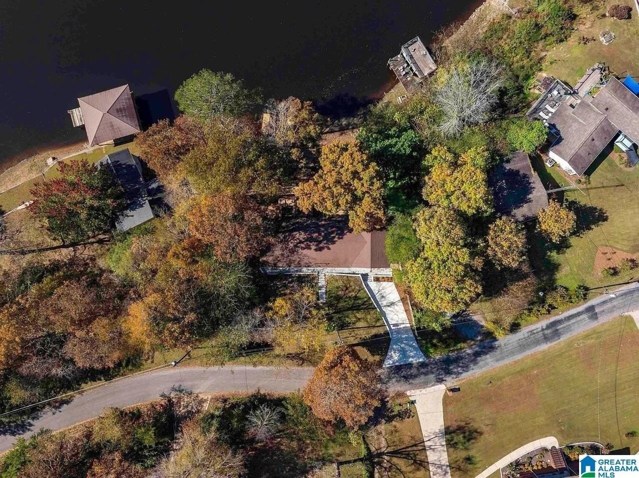 332 Lakeshore Ln - Photo 2 of 44