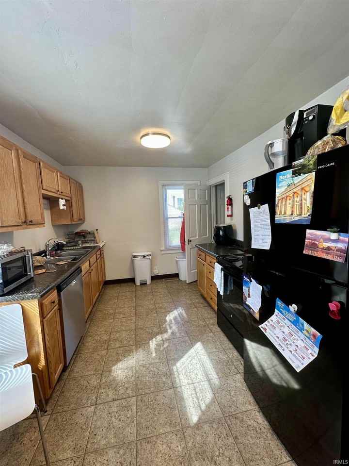 2024 E 3rd St - Photo 5 of 11