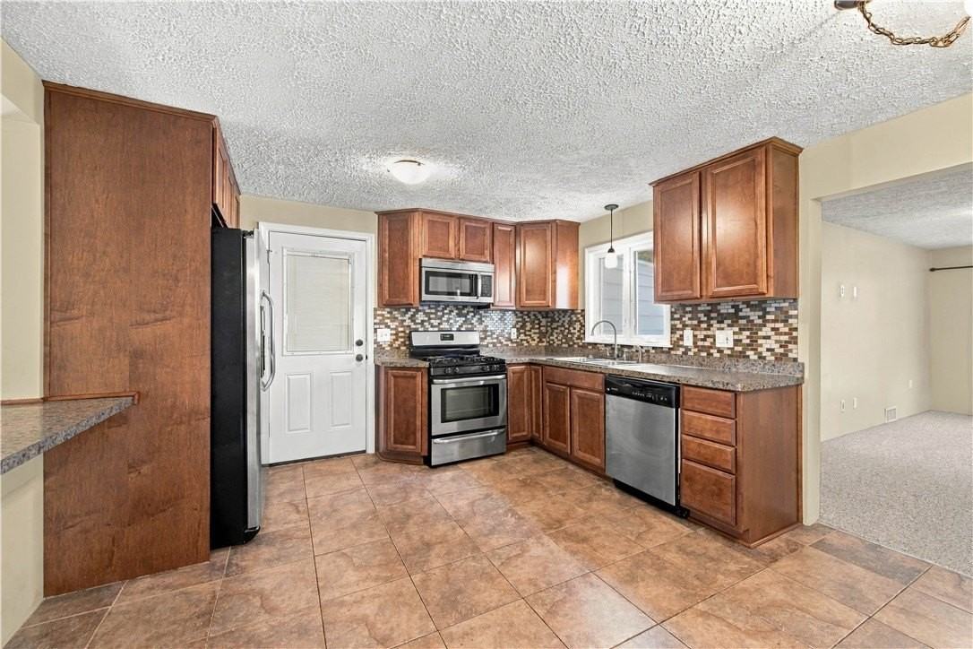 26 Lynda Ln - Photo 5 of 24