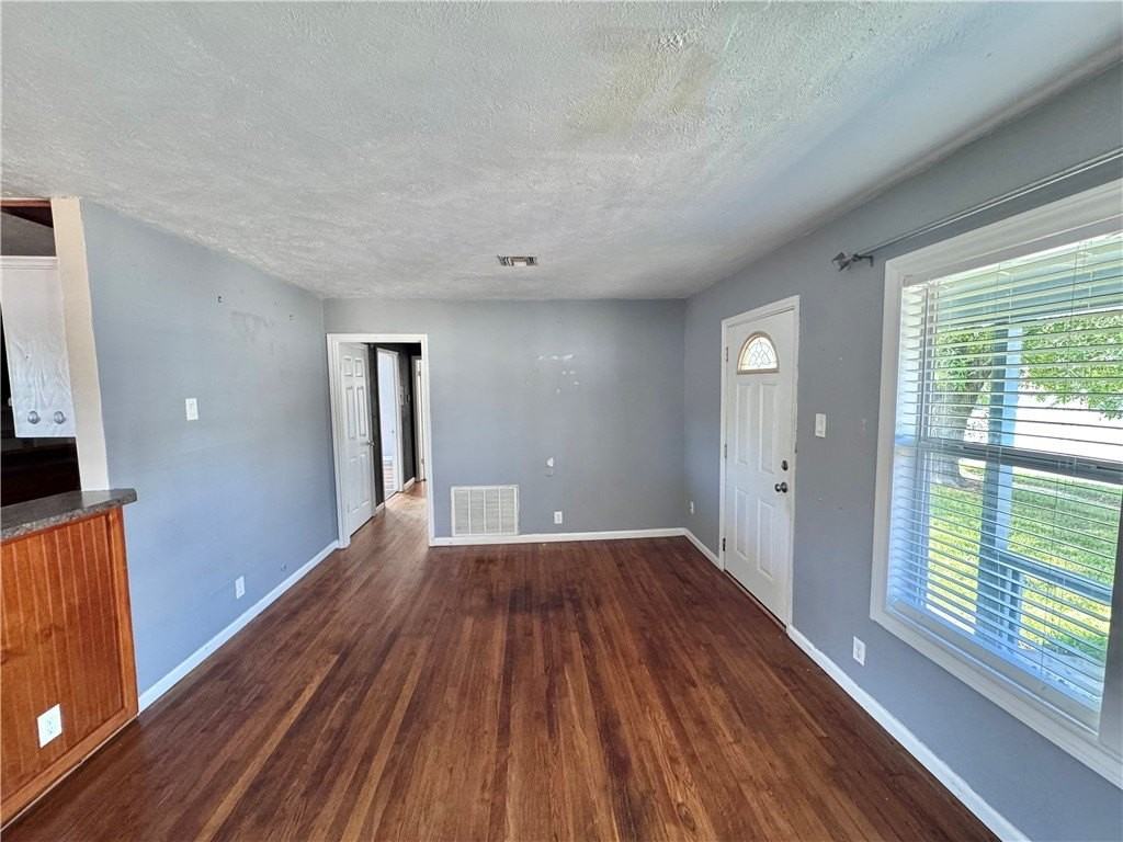 1218 Whitaker Dr - Photo 4 of 14