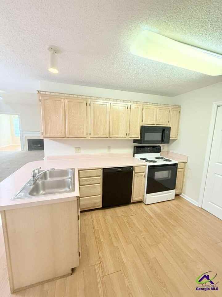 121 Bayside Cir - Photo 4 of 16