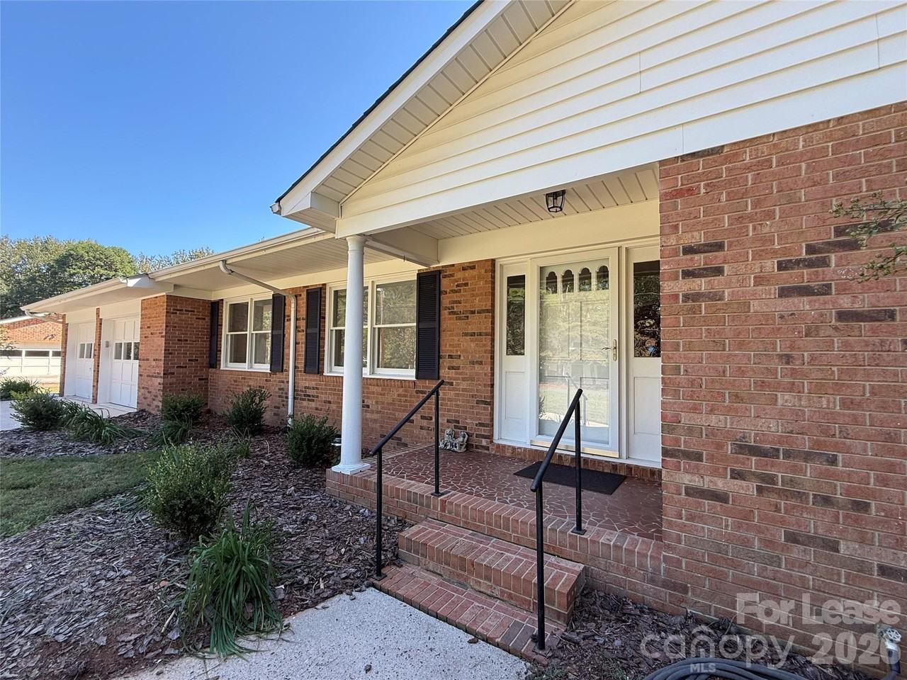 8806 Crestwood Dr - Photo 3 of 42