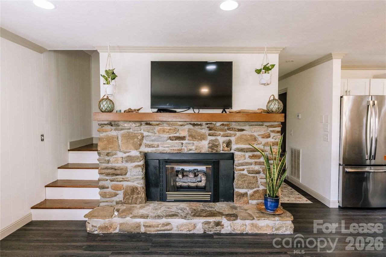919 N Country Club Dr - Photo 5 of 33