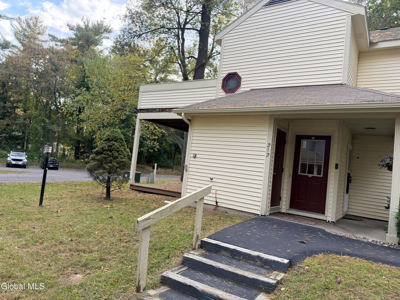 212 Yorktown Dr - Photo 2 of 19