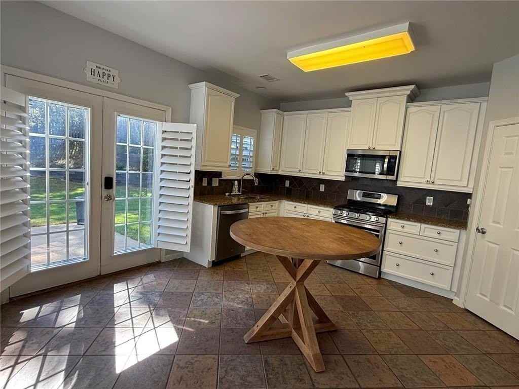 6630 Grove Crossing Ct - Photo 3 of 15