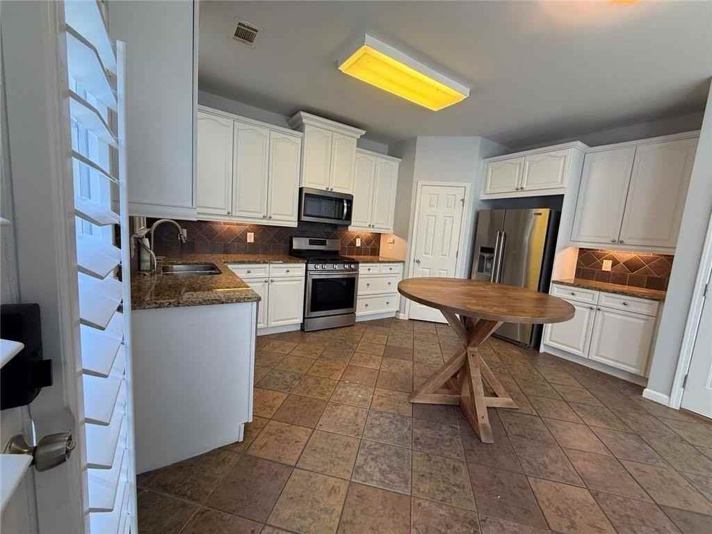 6630 Grove Crossing Ct - Photo 5 of 15