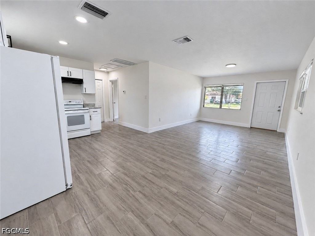 579 Wood Ave - Photo 4 of 13