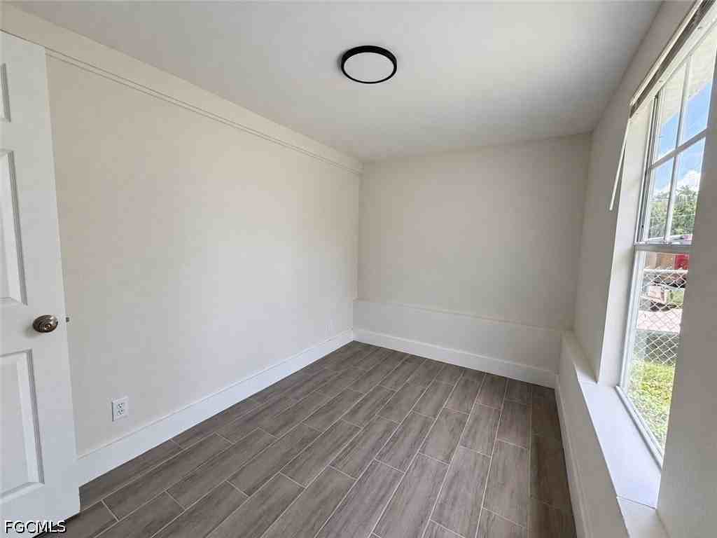 579 Wood Ave - Photo 7 of 13