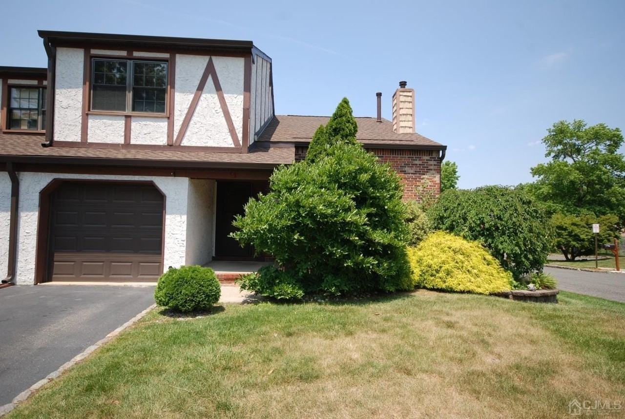 1 Wellington Ct - Photo 2 of 18