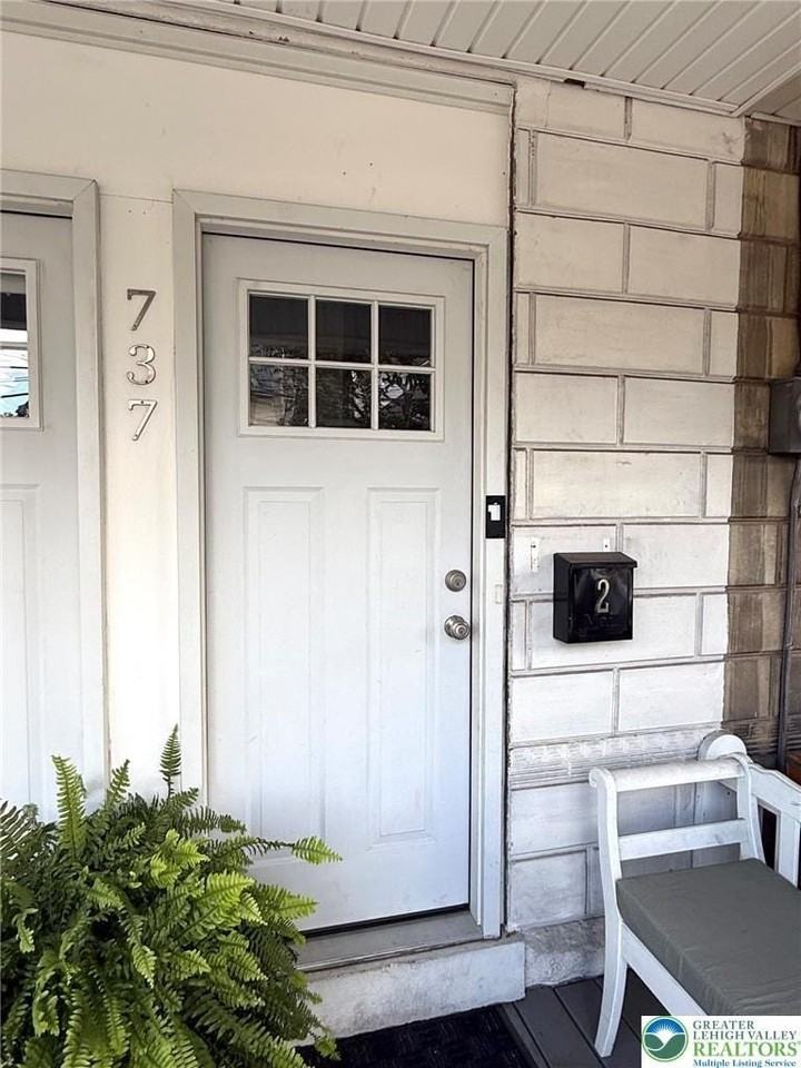 737 Porter St - Photo 2 of 12