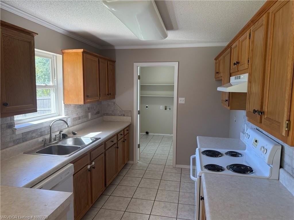 1603 Eastgate Cir - Photo 2 of 8