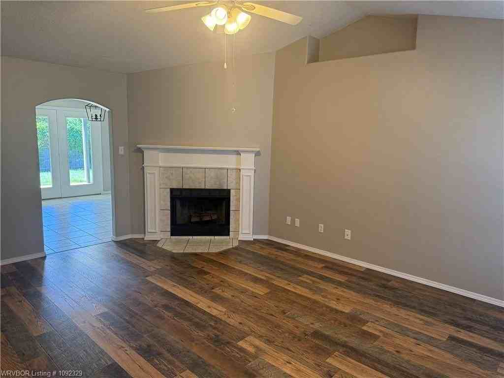 1603 Eastgate Cir - Photo 4 of 8
