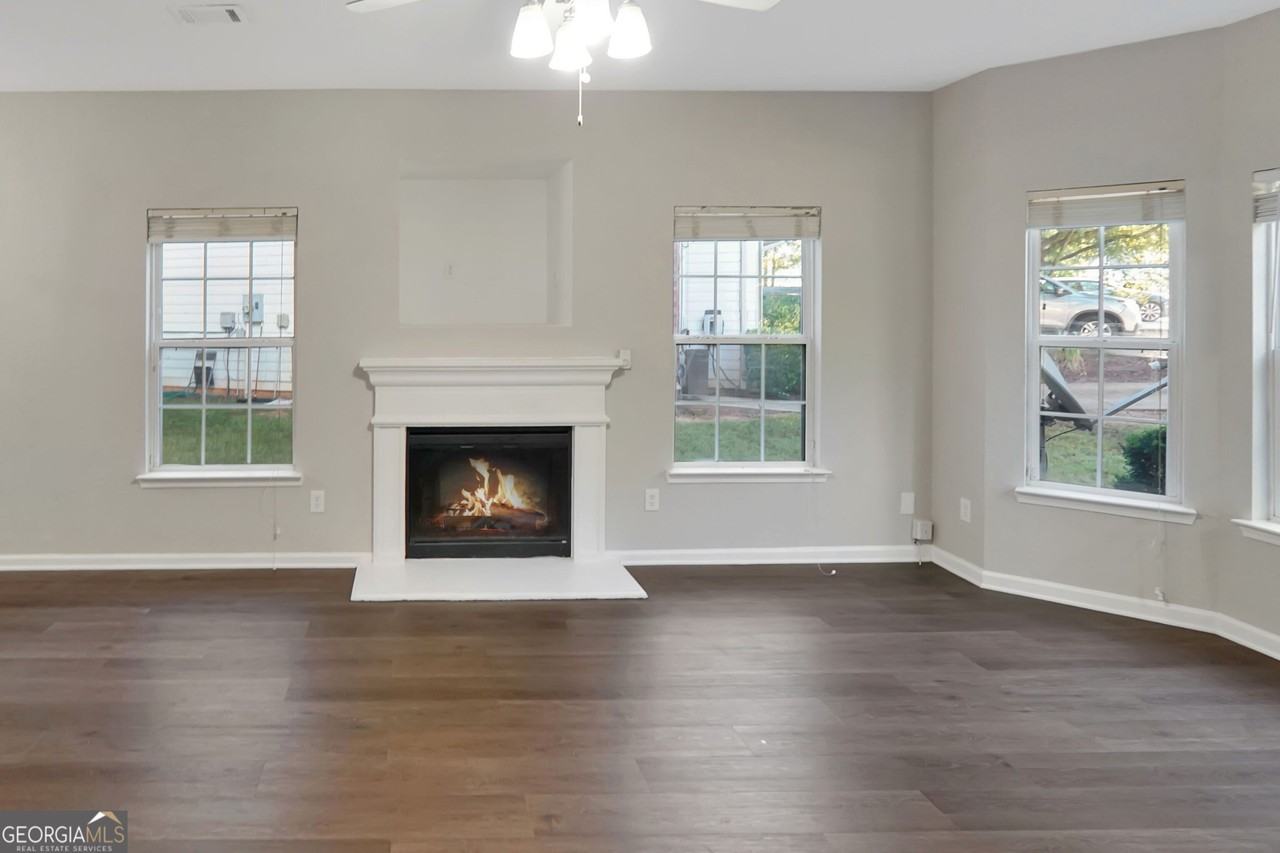 373 Brookview Dr - Photo 3 of 14