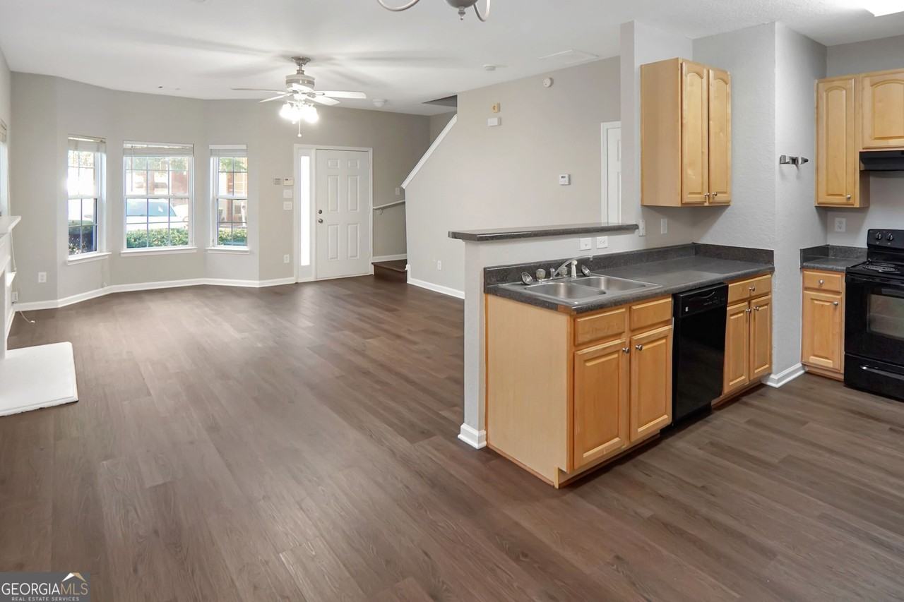 373 Brookview Dr - Photo 4 of 14