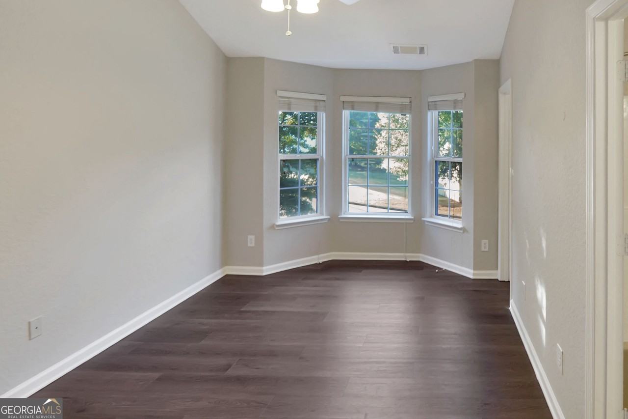 373 Brookview Dr - Photo 6 of 14