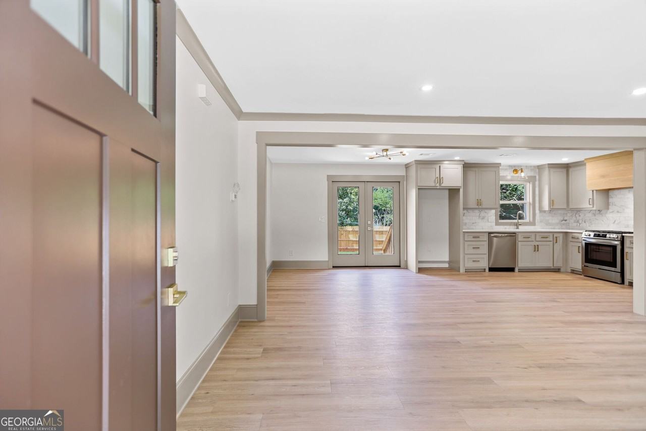 66 Young Ave - Photo 2 of 16