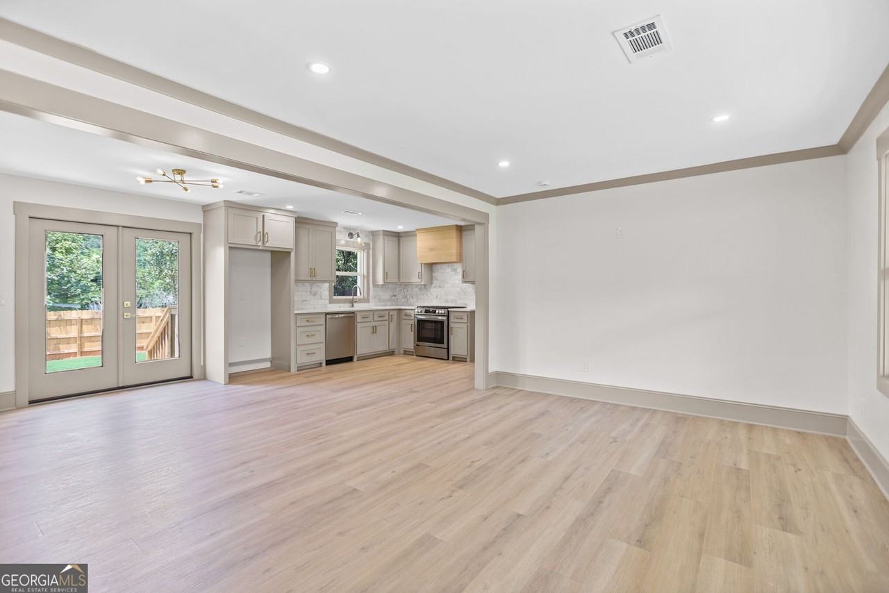 66 Young Ave - Photo 3 of 16