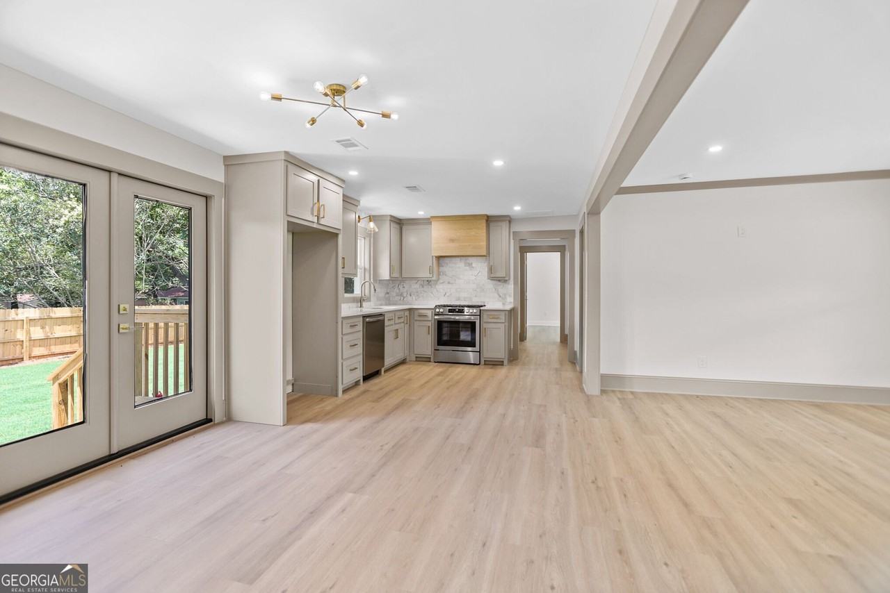66 Young Ave - Photo 5 of 16