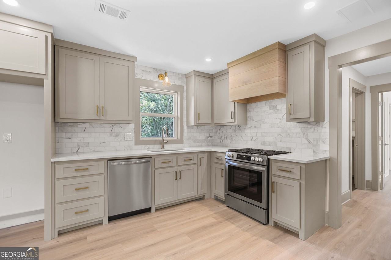 66 Young Ave - Photo 6 of 16