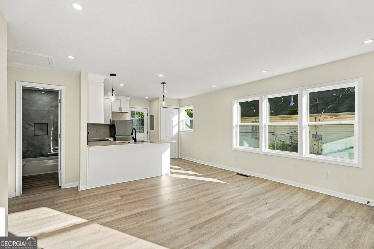 2293 Ewing St Sw - Photo 6 of 20