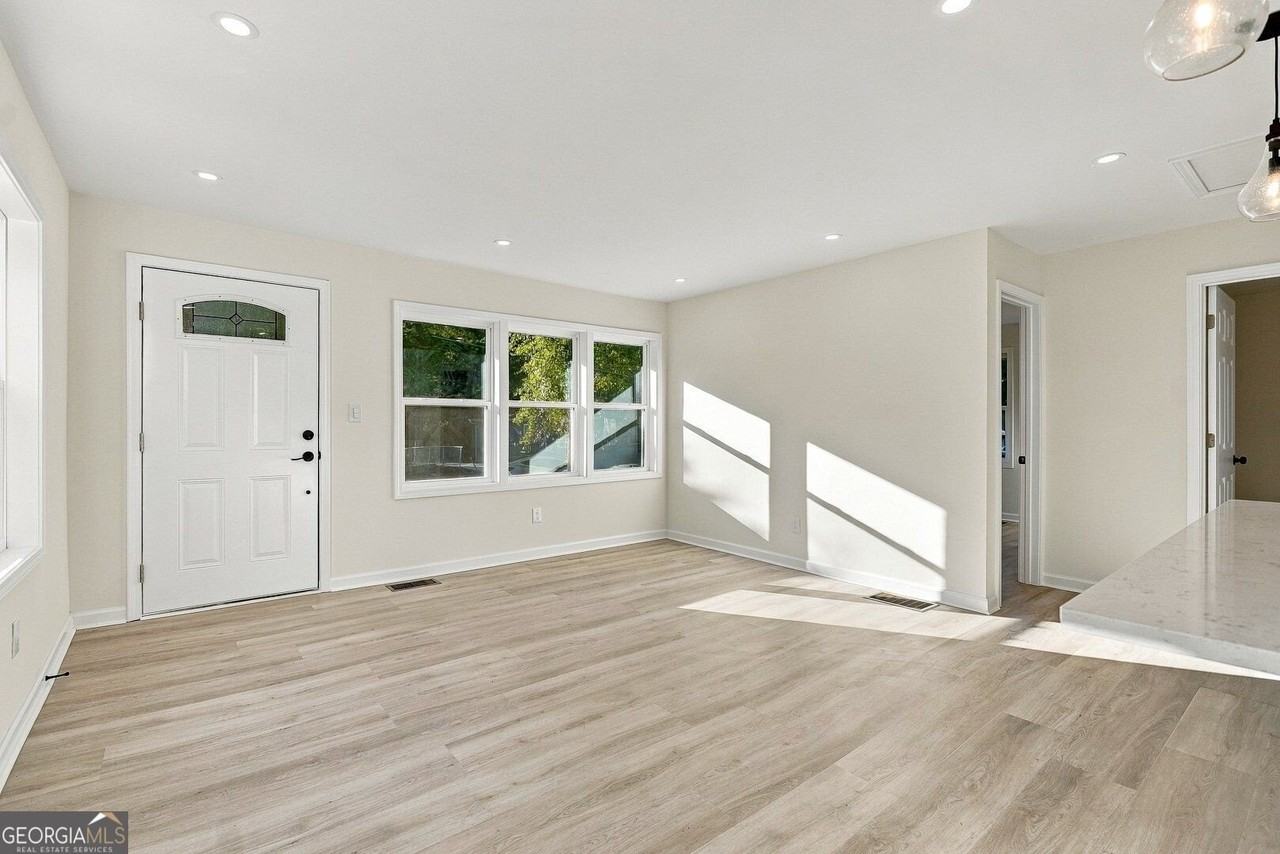 2293 Ewing St Sw - Photo 7 of 20