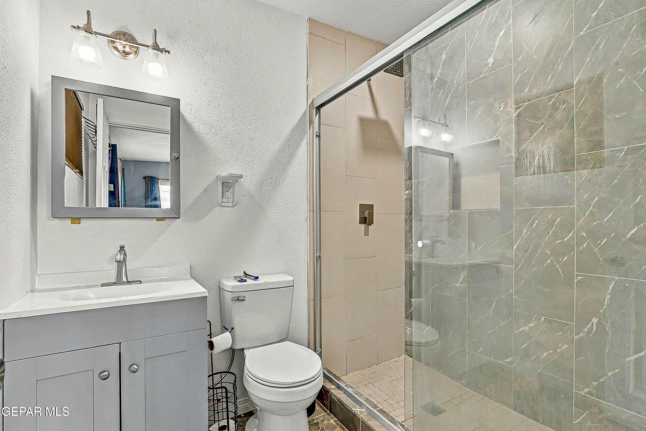 5201 Prince Edward Ave - Photo 5 of 30