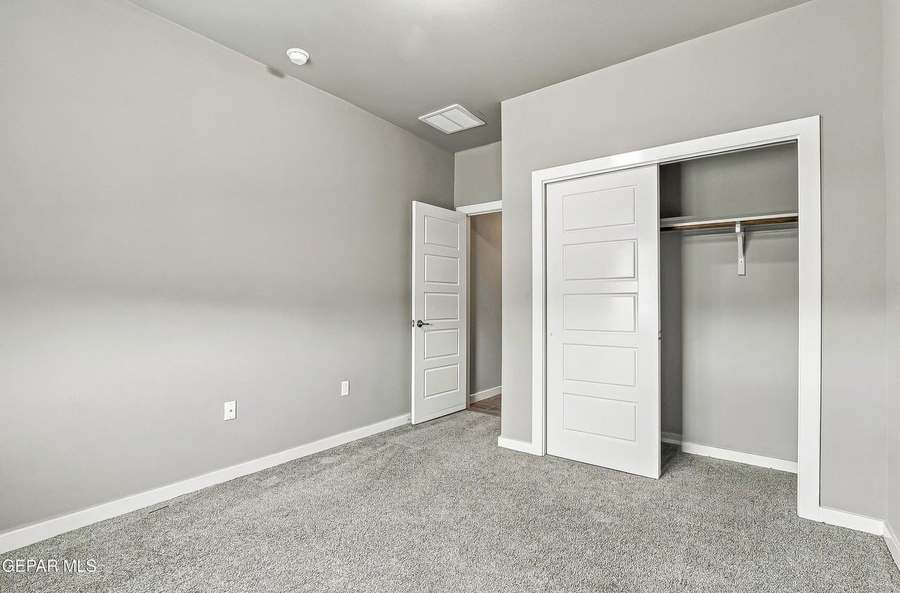 3649 Summit St - Photo 4 of 31